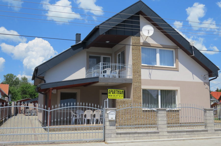 Medencés Apartmanház